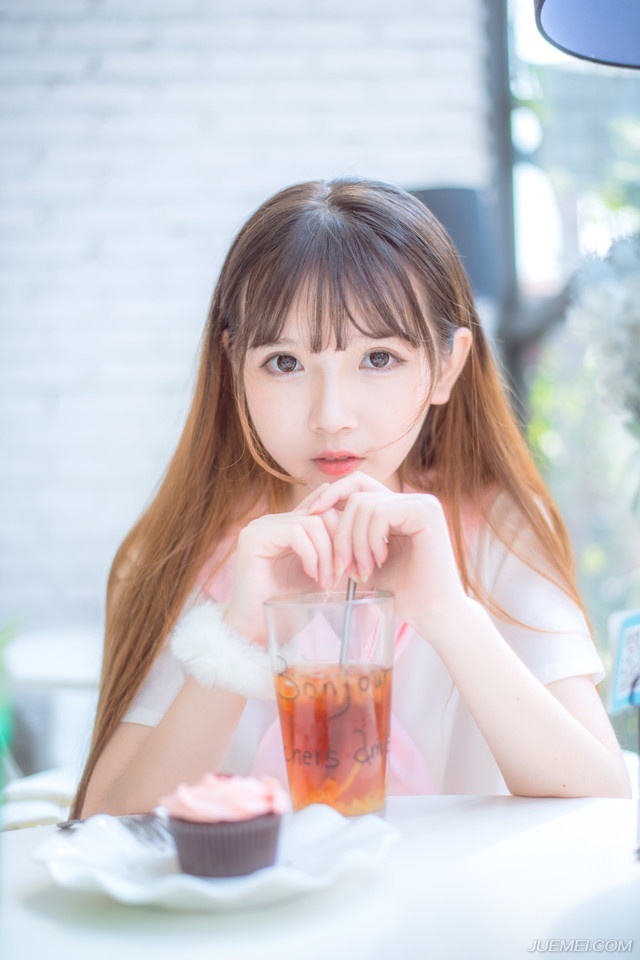 刘璝一下子面色变得惨白，如遭雷击，一直以来与自己相敬如宾、恩爱有加的妻子，竟是如此蛇蝎妇人，不但背着自己与刘璋厮混，更为了杀自己，不惜唆使刘璋杀他！